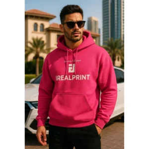 Model purtând hanorac bărbați roz heliconia într-un cadru urban elegant, stil streetwear modern și prezentare lifestyle premium