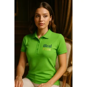 Model feminin purtând tricou polo damă personalizat verde măr într-un interior elegant, ilustrând stilul modern și rafinat al produsului