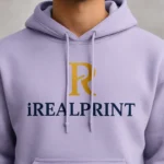 Detaliu hanorac personalizat bărbați orhidee cu logo iRealPrint aplicat pe piept, evidențiind textura materialului și calitatea personalizării