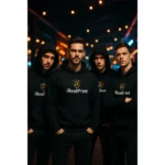 Grup de bărbați purtând hanorace personalizate negre iRealPrint într-un cadru urban iluminat, sugerând identitate de echipă și stil streetwear modern