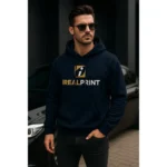 Model purtând hanorac personalizat bărbați navy iRealPrint într-un cadru urban premium, evidențiind eleganța culorii și impactul vizual al personalizării