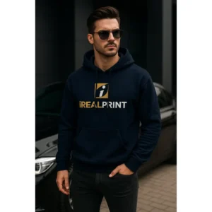 Model purtând hanorac personalizat bărbați navy iRealPrint într-un cadru urban premium, evidențiind eleganța culorii și impactul vizual al personalizării