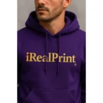 Grup de bărbați purtând hanorace personalizate mov iRealPrint într-un cadru lifestyle, sugerând stil urban și identitate de echipăialul și forma produsului