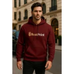 Bărbat purtând hanorac personalizat maroon bordo cu logo iRealPrint într-un outfit urban elegant, hanorac streetwear premium pentru stil masculin modern și branding vizual puternicipăialul și forma produsului