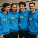 Grup de bărbați purtând hanorace personalizate albastru sapphire cu logo iRealPrint pentru identitate vizuală puternică și branding modern de echipă