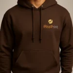 Detaliu hanorac bărbați ciocolată dark cu logo iRealPrint aplicat prin transfer termic profesional pentru personalizare clară, elegantă și durabilă