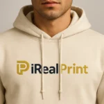 Prim-plan hanorac bărbați crem nisip personalizat iRealPrint care evidențiază designul modern al personalizării, textura materialului premium și croiala confortabilă pentru purtare zilnică