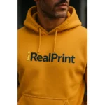 Prim-plan hanorac bărbați personalizat gold cu logo iRealPrint, evidențiind textura materialului premium, gluga reglabilă și designul modern al personalizării pentru stil urban contemporan