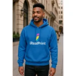 Hanorac bărbați personalizat albastru regal purtat într-un outfit urban modern, stil streetwear contemporan care evidențiază versatilitatea culorii și impactul vizual al personalizării iRealPrint