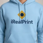 Detaliu hanorac bărbați albastru light personalizat cu logo iRealPrint aplicat frontal prin transfer termic premium, evidențiind claritatea designului și contrastul elegant dintre grafica logo și materialul hanoracului