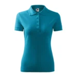 Tricou polo damă personalizat turcoaz închis prezentat frontal pe fundal neutru pentru evidențierea croielii feminine și a suprafeței de personalizare