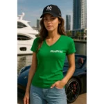 Femeie purtând tricou damă verde mediu personalizat cu anchior în V într-un decor urban modern, look casual elegant