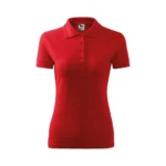 Tricou polo damă personalizat roșu prezentat frontal pe fundal neutru pentru evidențierea croielii feminine și a zonei de personalizare