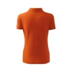 Spate tricou polo damă personalizat portocaliu prezentat pe fundal neutru pentru evidențierea croielii și a designului minimalist