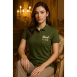 Femeie purtând tricou polo damă kaki personalizat cu logo într-un decor elegant, imagine profesională pentru branding modern