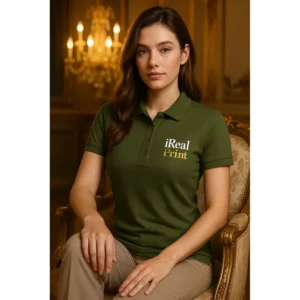 Femeie purtând tricou polo damă kaki personalizat cu logo într-un decor elegant, imagine profesională pentru branding modern