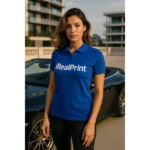 Model feminin purtând tricou polo damă personalizat albastru regal într-un context urban modern, evidențiind stilul business-casual și brandingul vizibil