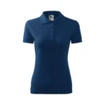 Tricou polo damă personalizat albastru nocturn prezentat frontal pe fundal neutru pentru evidențierea croielii cambrate și a zonei de personalizare