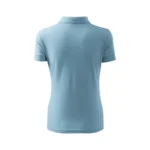 Spate tricou polo damă personalizat albastru deschis prezentat pe fundal neutru pentru evidențierea croielii cambrate și a designului minimalist
