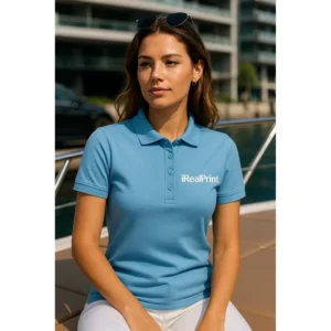 Model feminin purtând tricou polo damă personalizat albastru azur într-un cadru urban modern, sugerând utilizarea pentru branding profesional și stil business-casual