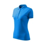 Tricou polo damă personalizat albastru prezentat din perspectivă laterală pentru evidențierea croielii feminine cambrate și a designului elegant polo