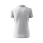 Spate tricou polo damă personalizat alb prezentat pe fundal neutru pentru evidențierea croielii feminine și a designului minimalist