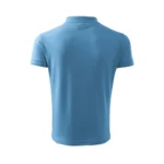 Spate tricou polo bărbați personalizat albastru azur prezentat pe fundal neutru pentru evidențierea croielii masculine și a designului minimalist