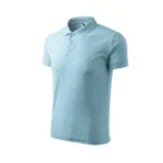 Tricou polo bărbați personalizat albastru deschis prezentat din perspectivă trei sferturi pentru evidențierea formei masculine și a materialului premium