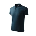 Tricou polo bărbați personalizat albastru navy prezentat din perspectivă trei sferturi pentru evidențierea formei ergonomice și a materialului premium