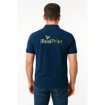 Spatele tricoului polo bărbați personalizat albastru nocturn cu logo mare imprimat, evidențiind zona ideală pentru branding și vizibilitate