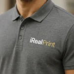 Tricou polo bărbați personalizat gri închis cu logo iRealPrint aplicat prin transfer termic profesional pe piept