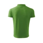 Spate tricou polo bărbați personalizat verde iarbă prezentat pe fundal neutru, croială masculină modernă și material confortabil potrivit pentru branding corporate