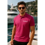 Bărbat purtând tricou polo purpuriu personalizat lângă yacht într-un cadru marin elegant, stil business casual pentru branding modern