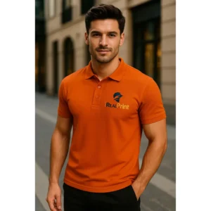 Bărbat purtând tricou polo personalizat portocaliu cu logo iRealPrint într-un cadru urban modern, stil business casual pentru promovare brand