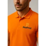 Detaliu personalizare logo iRealPrint aplicat pe tricou polo bărbați orange, imprimare clară pe material textil premium pentru branding corporate