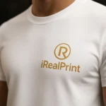 Detaliu logo iRealPrint imprimat pe tricou unisex alb prin transfer termic, personalizare clară pe material bumbac de calitate
