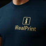 Detaliu logo iRealPrint imprimat pe tricou unisex albastru închis prin transfer termic, personalizare clară pe material textil premium