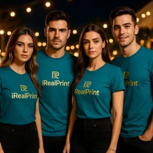 Grup de persoane purtând tricouri unisex personalizate albastru petrol cu logo iRealPrint, imagine de echipă pentru branding modern
