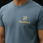 Tricou unisex personalizat culoare denim prezentat frontal pe fundal neutru, croială universală și material bumbac confortabil