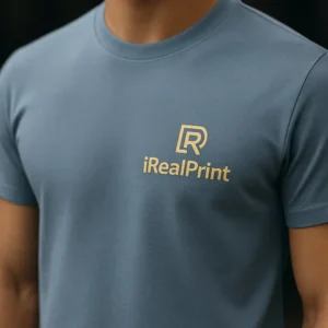 Tricou unisex personalizat culoare denim prezentat frontal pe fundal neutru, croială universală și material bumbac confortabil