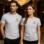 Model bărbat și femeie purtând tricouri unisex personalizate gri deschis într-un cadru elegant, imagine lifestyle pentru prezentare produs
