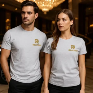 Model bărbat și femeie purtând tricouri unisex personalizate gri deschis într-un cadru elegant, imagine lifestyle pentru prezentare produs