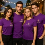 Grup de persoane purtând tricouri unisex personalizate mov cu logo iRealPrint într-un context de eveniment, imagine de echipă pentru branding și identitate vizuală