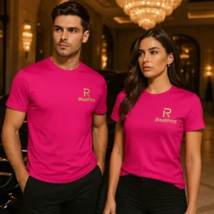 Bărbat și femeie purtând tricouri unisex purpurii personalizate cu logo iRealPrint într-un cadru elegant, imagine lifestyle pentru branding premium