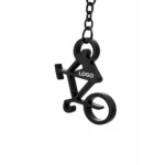 Close-up breloc desfăcător de sticle bicicletă negru cu logo gravat, design minimalist și branding discret pentru campanii corporate premium