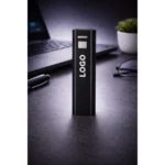 Power bank personalizat negru din aluminiu, prezentare produs principal cu logo, baterie externă promoțională compactă pentru branding profesional