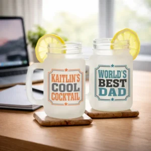 Halbe de limonadă personalizate cu mesaje creative și felii de lămâie, prezentate într-un cadru casual pe birou, sugerând idei de cadouri personalizate pentru familie sau prieteni