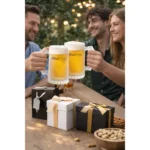 Halbe de bere personalizate cu logo iRealPrint ciocnite într-un moment festiv între prieteni, lângă cutii cadou elegante