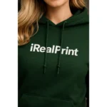 Detaliu apropiat pe hanorac verde forest personalizat cu logo aplicat prin transfer termic, finisaj clar și aspect premium