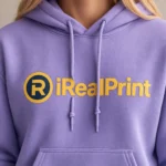 Prim-plan pe hanorac violet personalizat cu branding vizibil, evidentiind contrastul si impactul vizual puternic